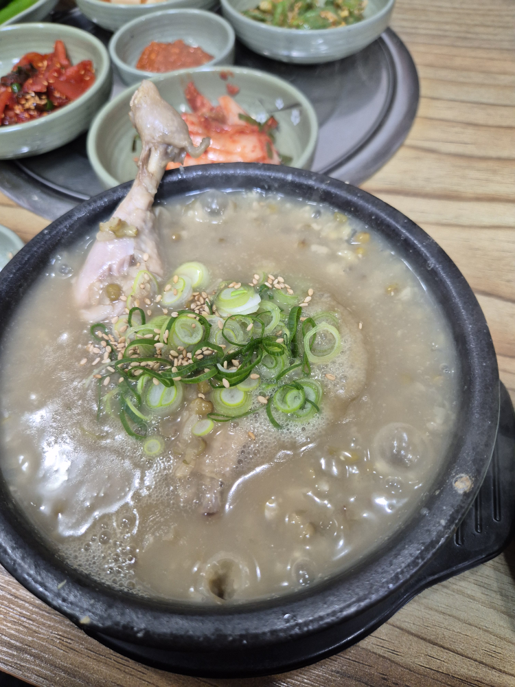 Jeongganebangyetanggwaori (정가네반계탕과오리) 3