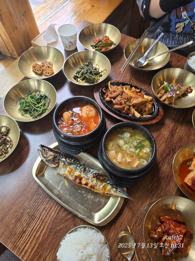 Gyosangamasotbaphansang (교산가마솥밥한상) 1