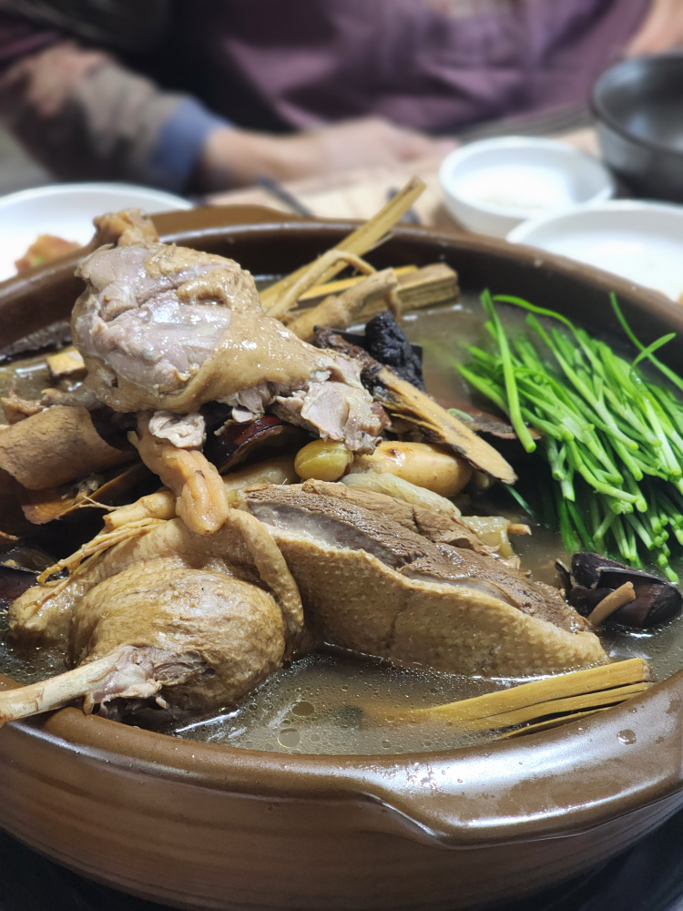 Giwajiphanbangoriotdak (기와집한방오리옻닭) 2