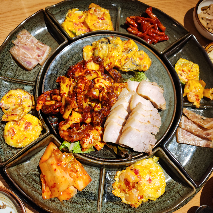 Yongilijjukkumibossamgukbap (용일이쭈꾸미보쌈국밥) 3