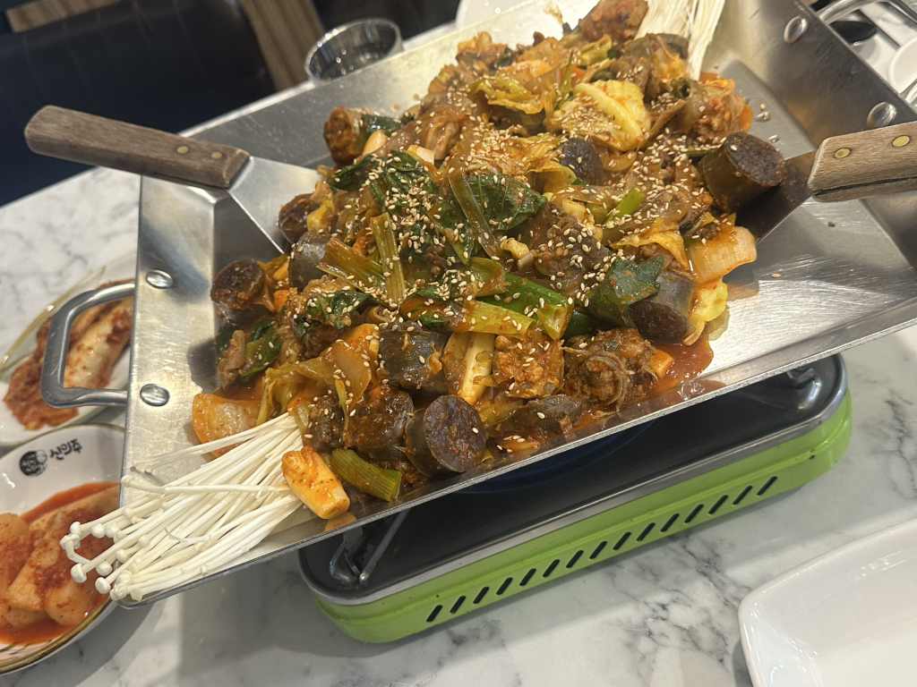 Sinuijuchapssalsundae (신의주찹쌀순대) 2