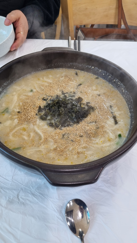 Hongdukkaedeulkkaesonkalguksu (홍두깨들깨손칼국수) 2