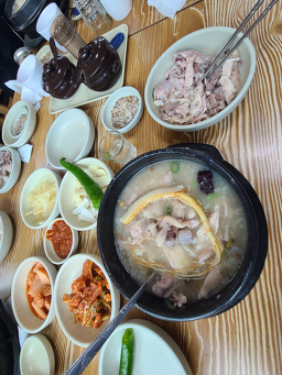 Donghungasamgyetang (동훈가삼계탕) 1