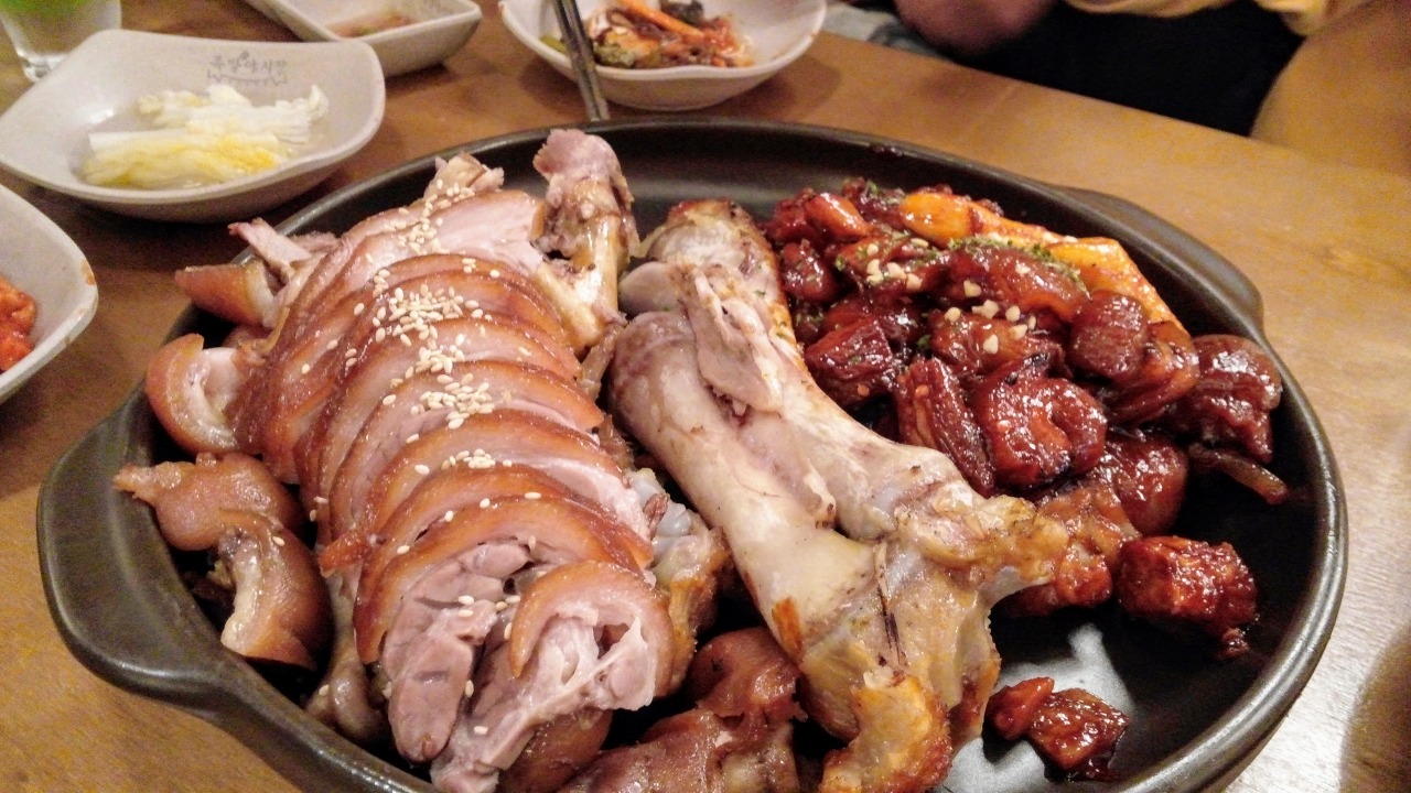 Jokbalyasijang seochungjujeom (족발야시장 서충주점) 1