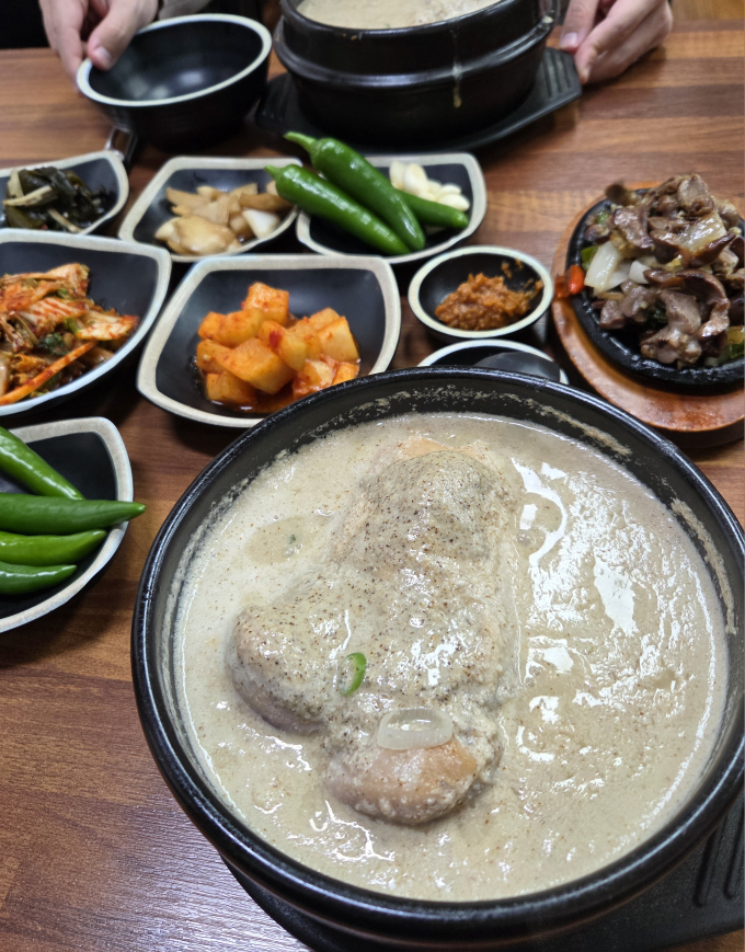 Jeongganesamgyetang (정가네삼계탕) 1