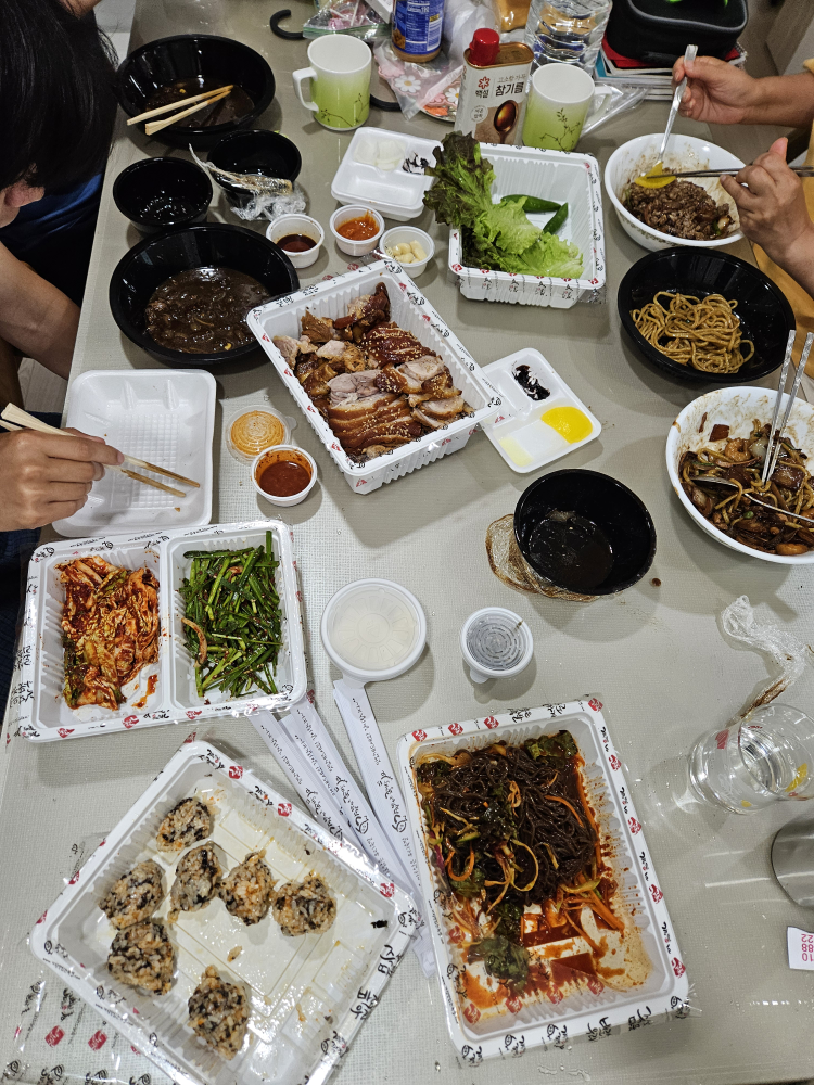 Gajangmatitneunjokbal (가장맛있는족발) 3