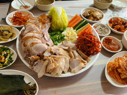Wangjokbalbossam (왕족발보쌈) 1