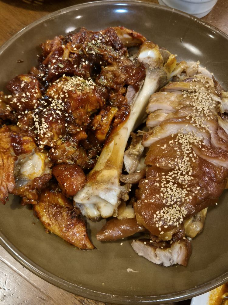 Gajangmatitneunjokbal gimpojanggijeom (가장맛있는족발 김포장기점) 1