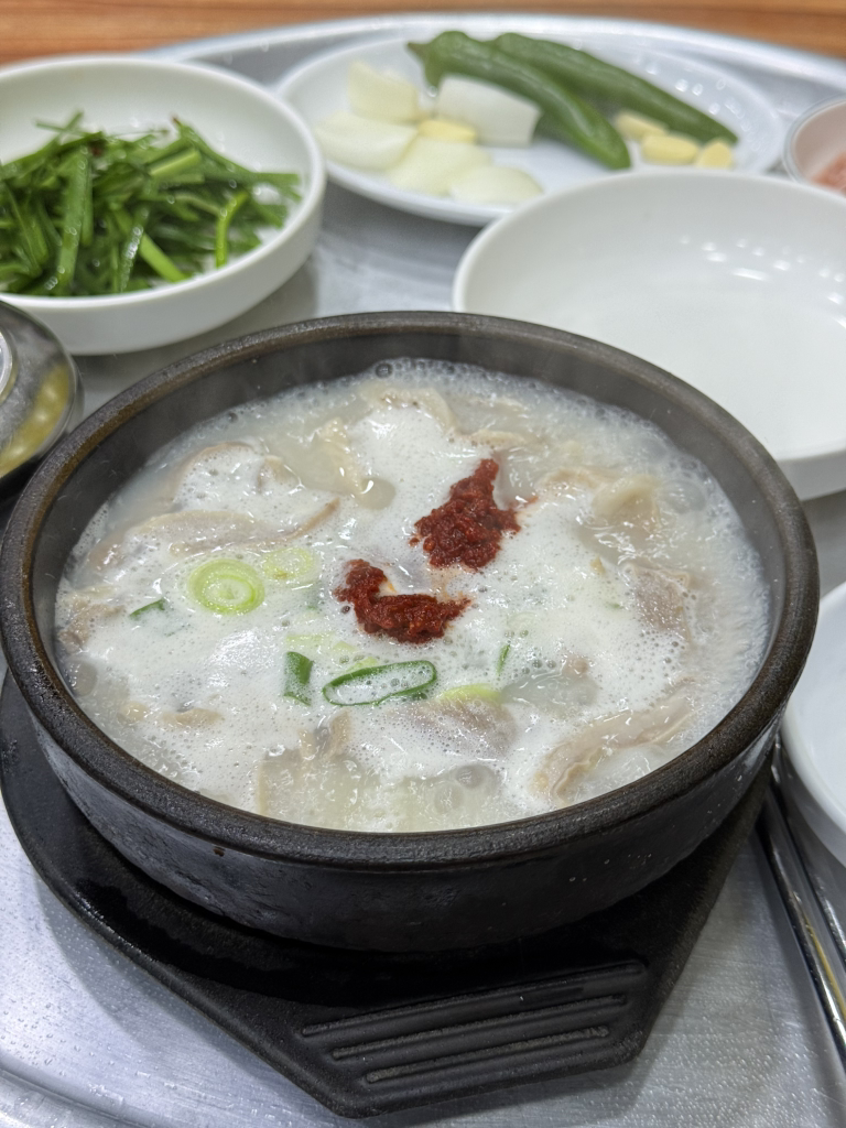 Dolsaem dwaejigukbap (돌샘 돼지국밥) 2