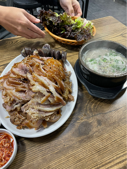 Somunnansundaegukwangjokbal (소문난순대국왕족발) 3