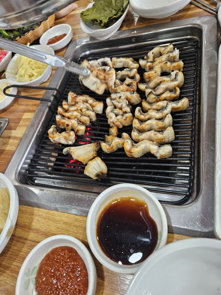 Pungcheonsutbulminmuljangeo (풍천숯불민물장어) 2