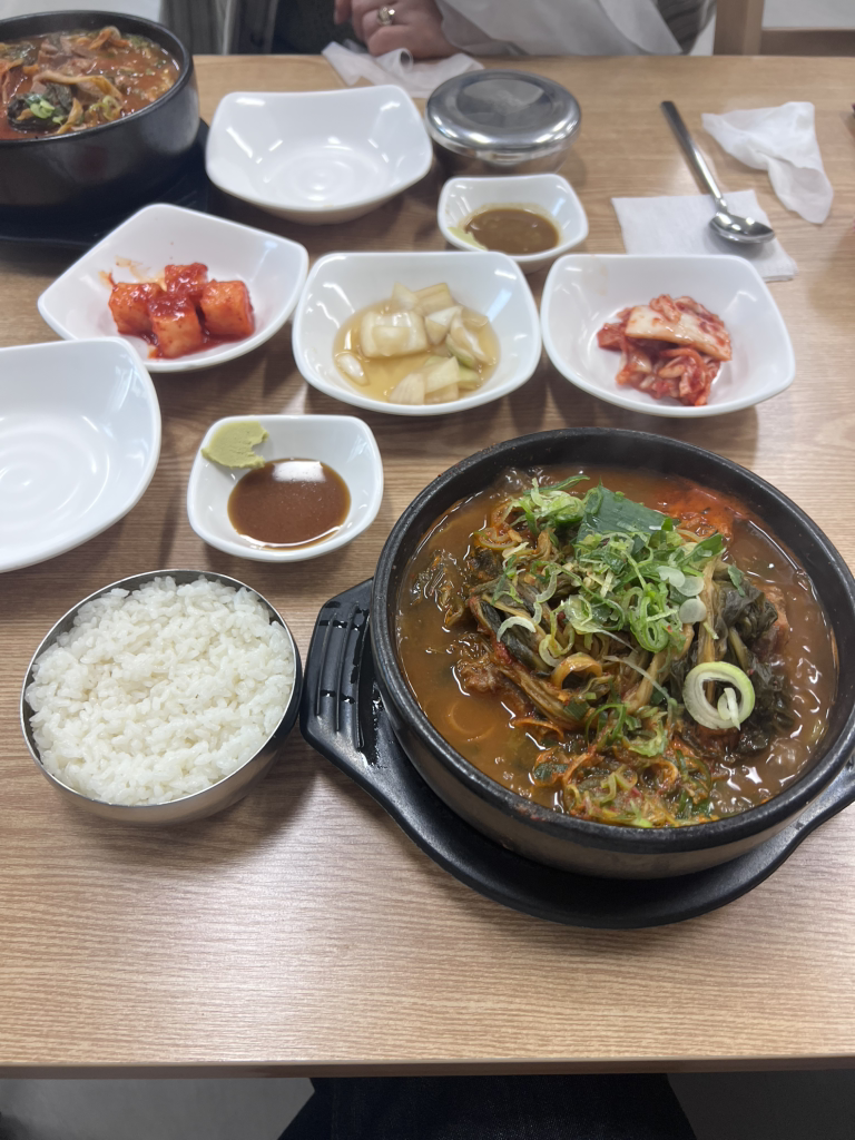 옛날에시골집얼큰이24시뼈해장국 장안점 사진 4