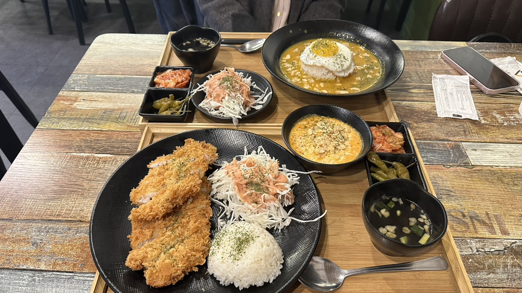 Geogidongaseu (거기돈가스) 1