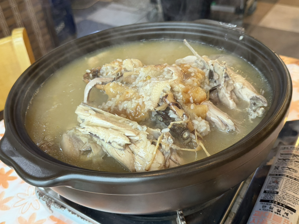 Geumsurehwanggeumotdak (금수레황금옻닭) 3