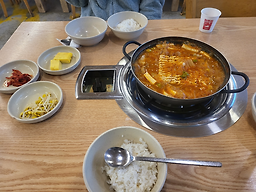 Byeollandwaejigimchijjigae (별난돼지김치찌개) 1