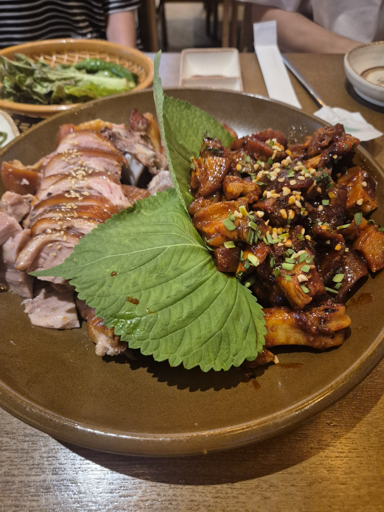 Gajangmatitneunjokbal (가장맛있는족발) 2