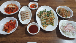 Ipossalbapjeongsik (이포쌀밥정식) 2