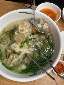 Yongpohorangikalguksu (용포호랑이칼국수) 2