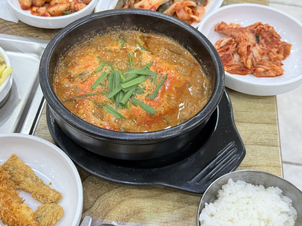 Pungcheonjangeojikpanjang (풍천장어직판장) 2