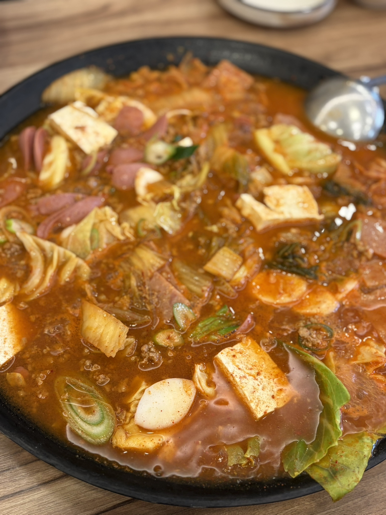 Dukkeobibudaejjigae (두꺼비부대찌개) 2