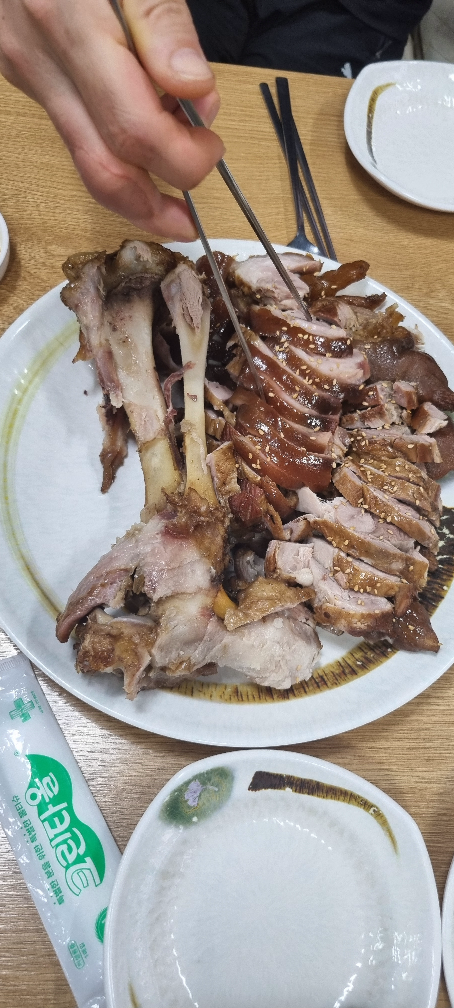 Gajangmatinneunjokbal (가장맛있는족발) 3