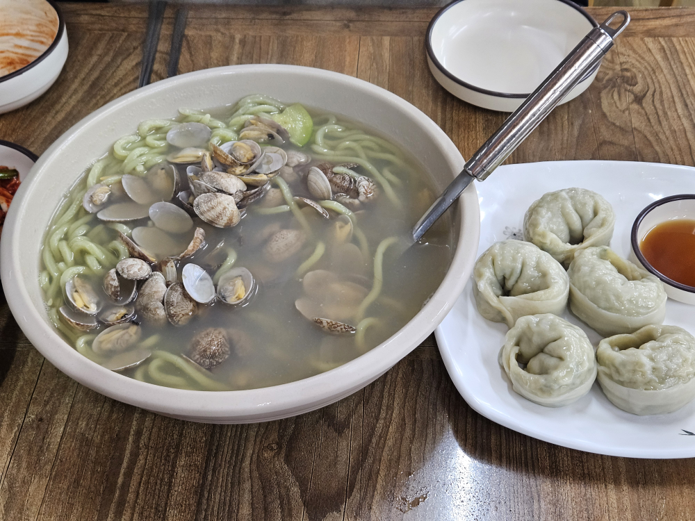 Bangjanebajirakkalguksu (방자네바지락칼국수) 1