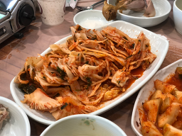 Geumsurehwanggeumotdak (금수레황금옻닭) 1