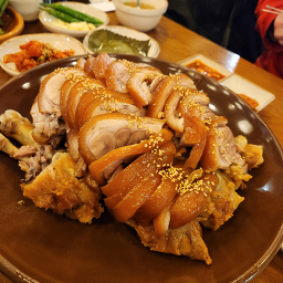 Gajangmatitneunjokbal (가장맛있는족발) 1
