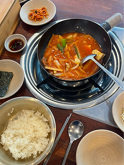 Dwaejigogideumppukneoheungimchi (돼지고기듬뿍넣은김치) 1
