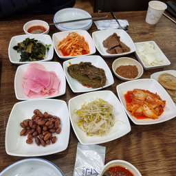Deulmoeyaksanheukyeomsojeonmunjeom (들뫼약산흑염소전문점) 3