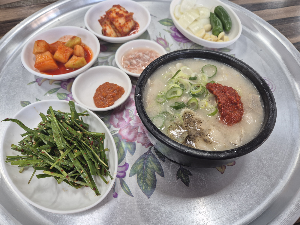 Cheonildwaejigukbap (천일돼지국밥) 1