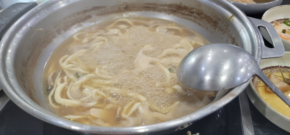 Hwanghaedogimchimandujeongolkalguksu (황해도김치만두전골칼국수) 1