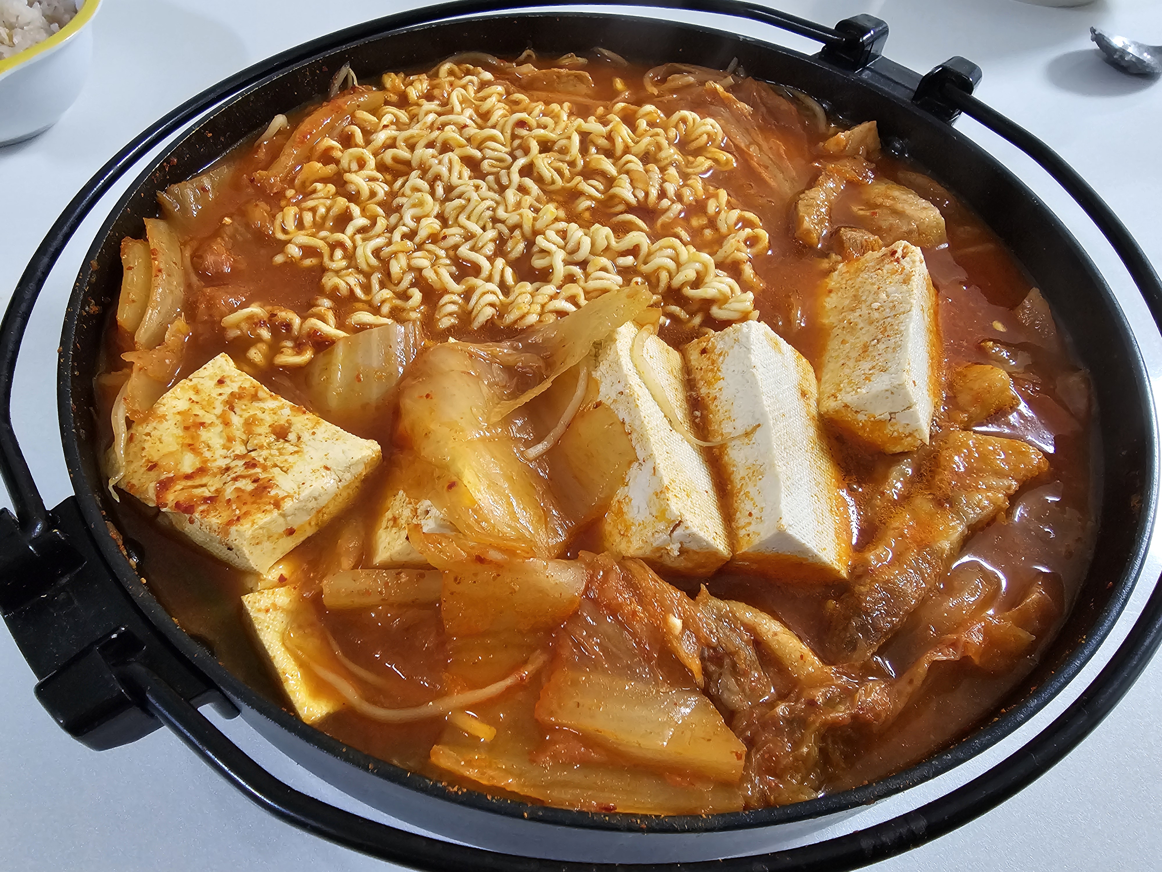 Gamegolyangpunigimchijjigae (가메골양푼이김치찌개) 3