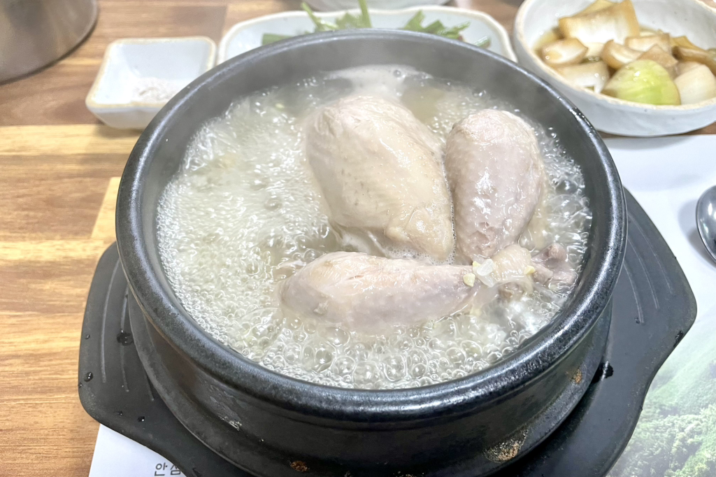 Yakseondangyeongjusamgyetang (약선당영주삼계탕) 3