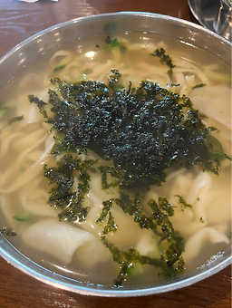 Dolgoraesonkalguksu (돌고래손칼국수) 2