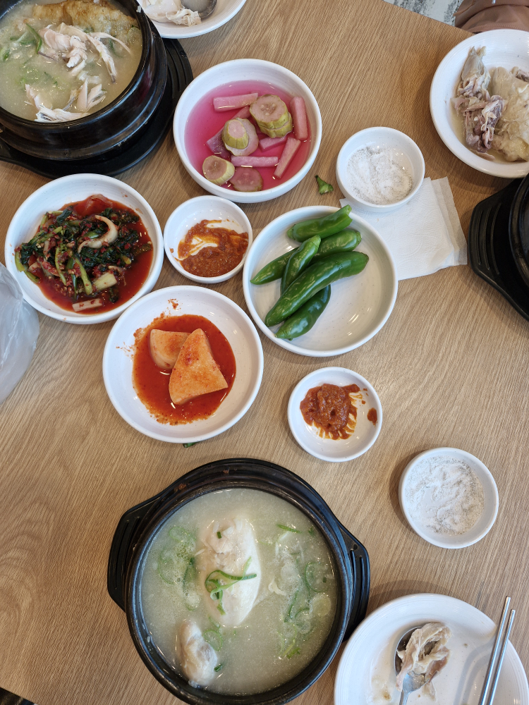 Iucheolhanbangnurungjisamgyetang (이우철한방누룽지삼계탕) 1