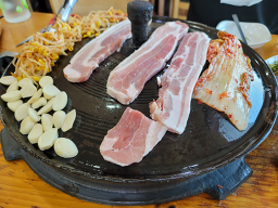 Sotttukkeongsamgyeopsal (솥뚜껑삼겹살) 1