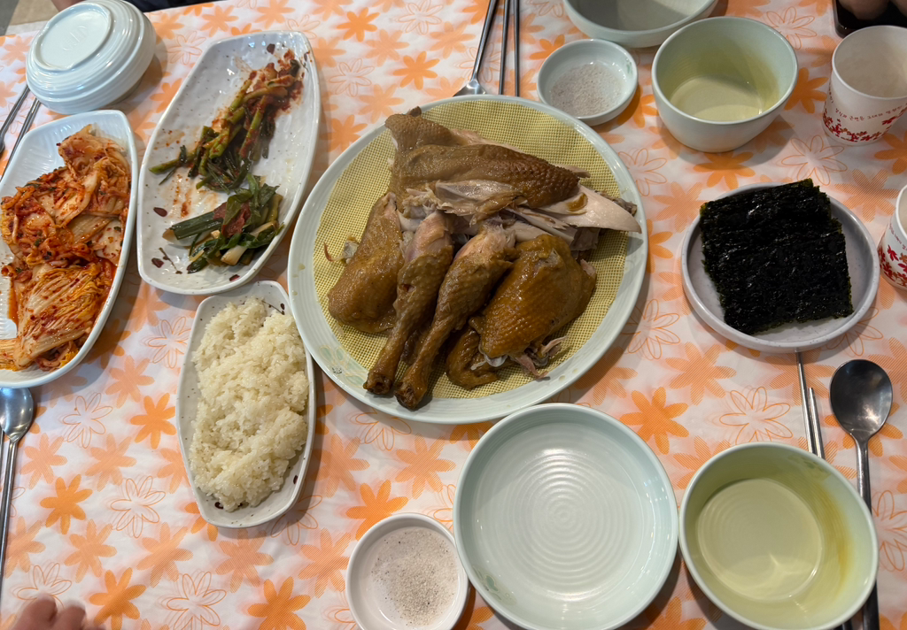 Geumsurehwanggeumotdak (금수레황금옻닭) 2