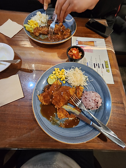 Gatdonkkaseu (갓돈까스) 1