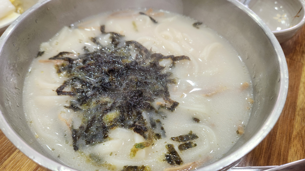 Soyosanbeoseotyukgaejang (소요산버섯육개장) 2