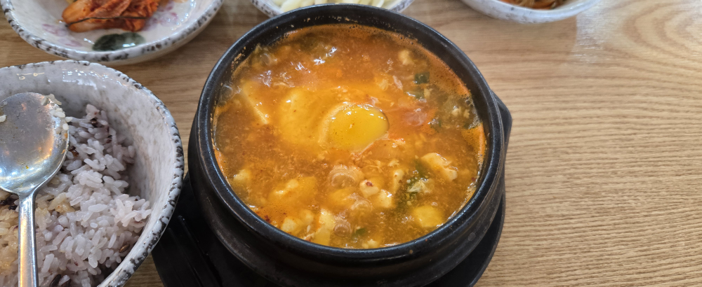 Pyoganemyeongpumsundubu (표가네명품순두부) 1