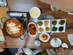 Dwaejisekki (돼지세끼) 2