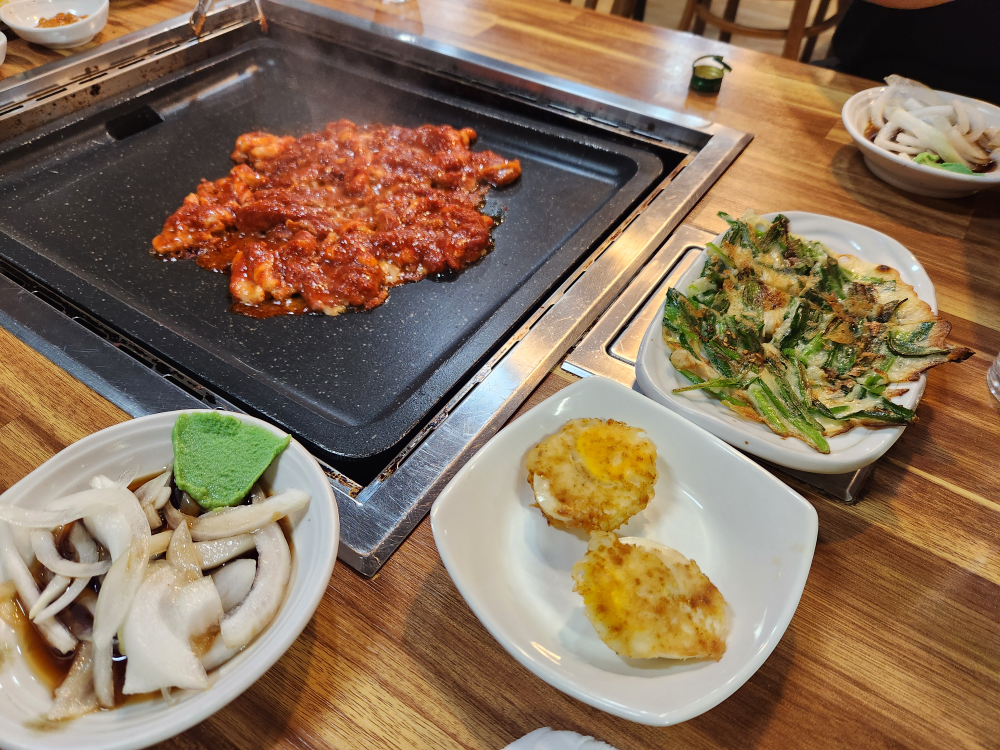 Hwanggeumdwaejiorigui (황금돼지오리구이) 3
