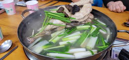 Neungibeoseotbaeksuk (능이버섯백숙) 1