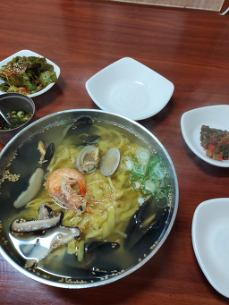 Gatgimchikalguksu (갓김치칼국수) 1