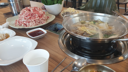 Hobakorisyabeusyabeupyeongtaekjikyeongjeom (호박오리샤브샤브평택직영점) 2