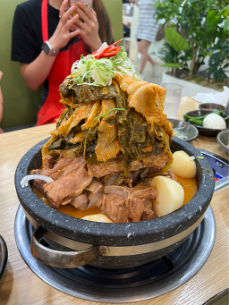 Ppyeotongmukeunjigamjatang (뼈통묵은지감자탕) 2