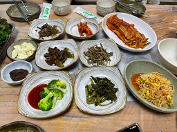Eondeokwiejangdokdae (언덕위에장독대) 1
