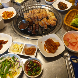 Keunnamjadwaejigui (큰남자돼지구이) 2