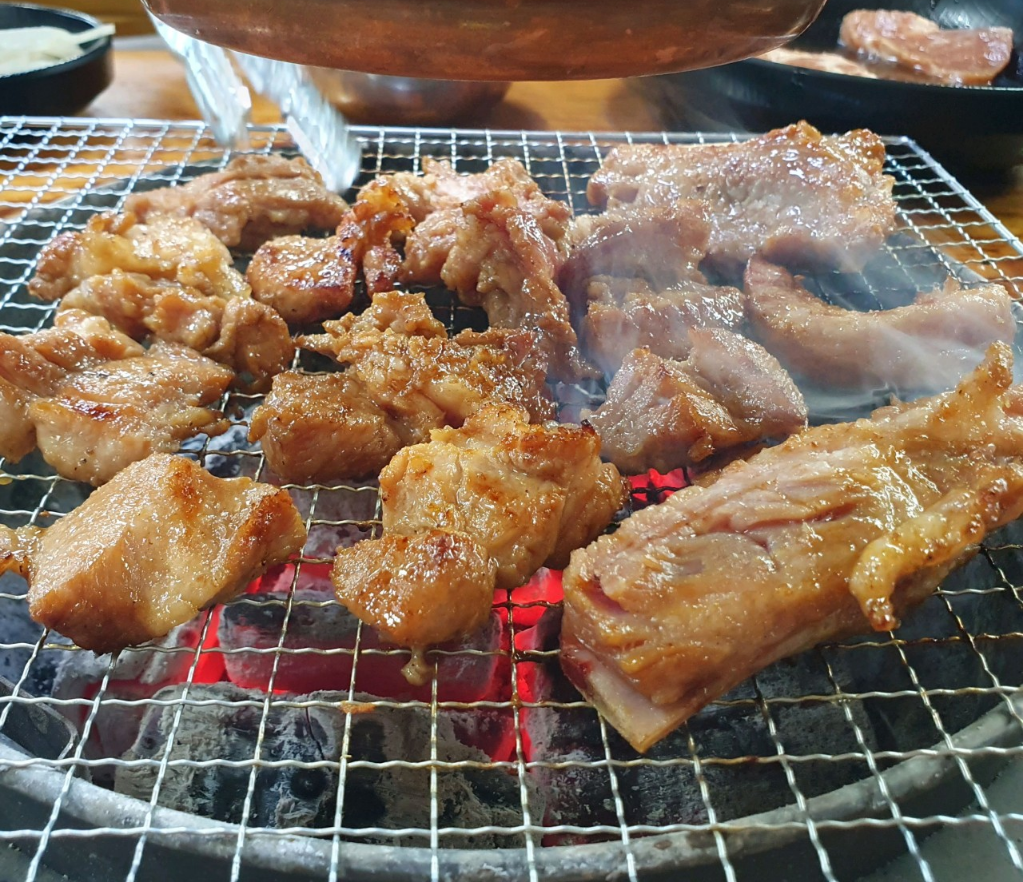 Memilmakguksuwa wanggalbi (메밀막국수와 왕갈비) 2